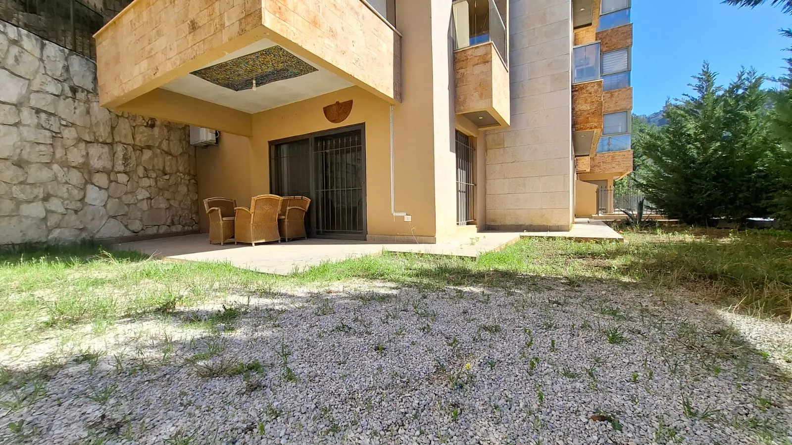 Unfurnished Apartment for Sale in Blat with Garden — الصورة 4