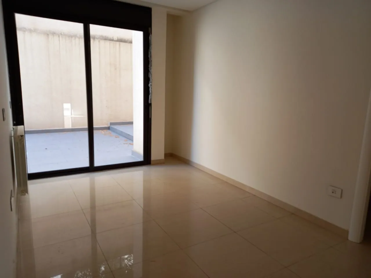 Deluxe Apartment with Terrace for Sale in Prime Location of Haret Sakher — الصورة 6