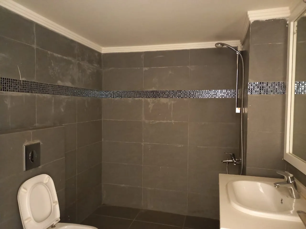 Deluxe Apartment with Terrace for Sale in Prime Location of Haret Sakher — الصورة 8