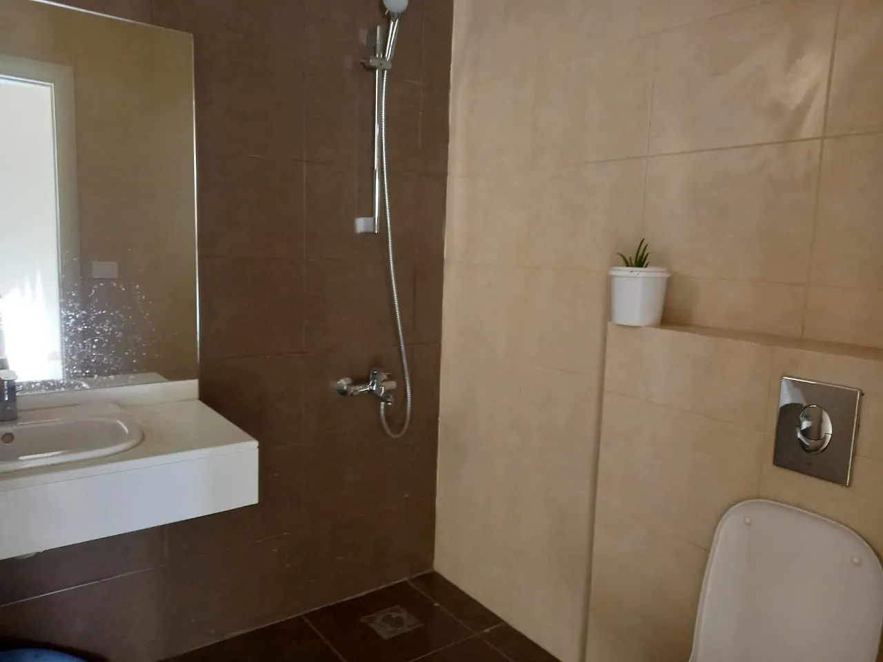 Deluxe Apartment with Terrace for Sale in Prime Location of Haret Sakher — الصورة 9