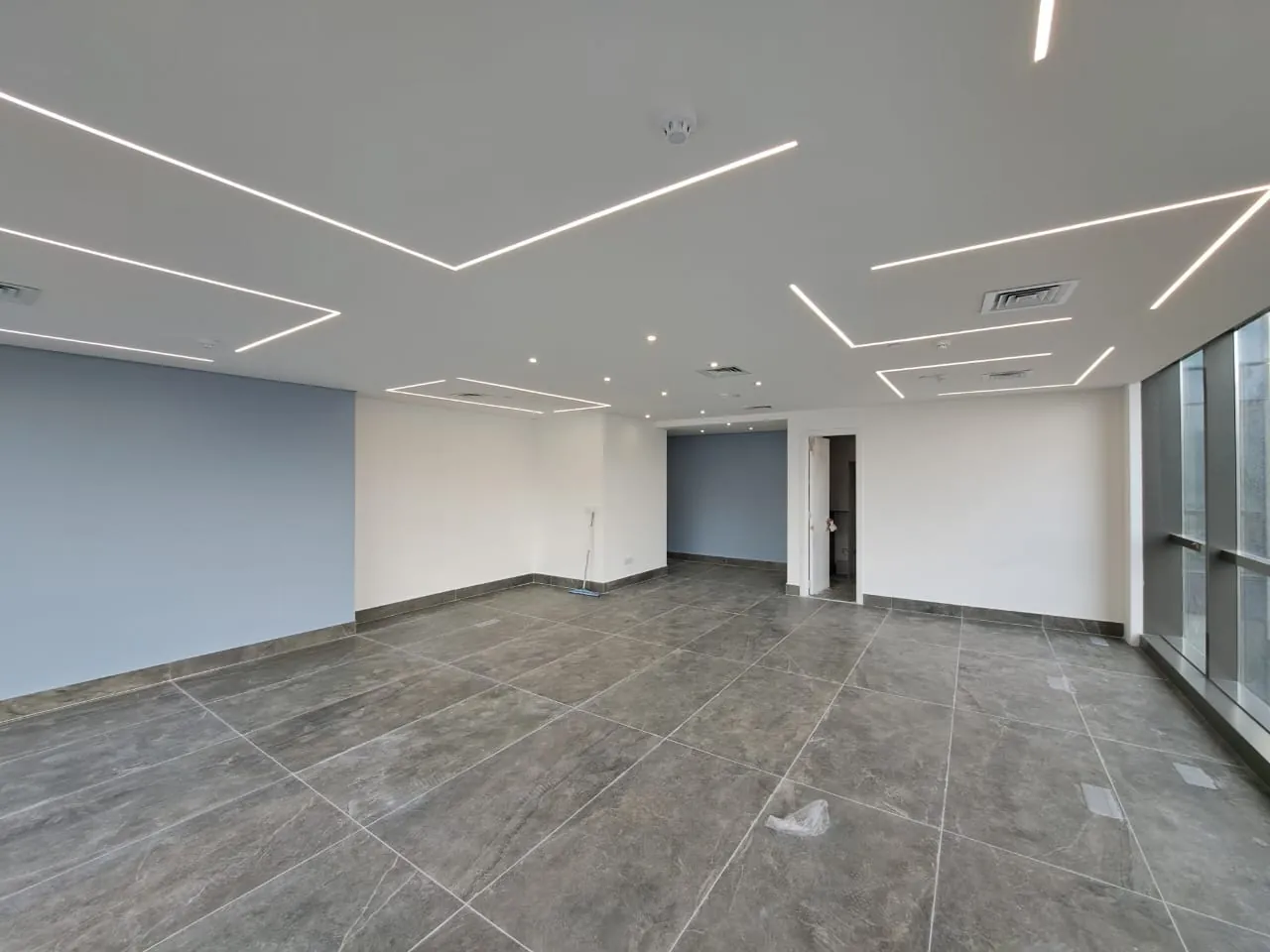 Ready to Move High-End Office For Rent In ForthyFour Tower Sin El Fil — photo 4