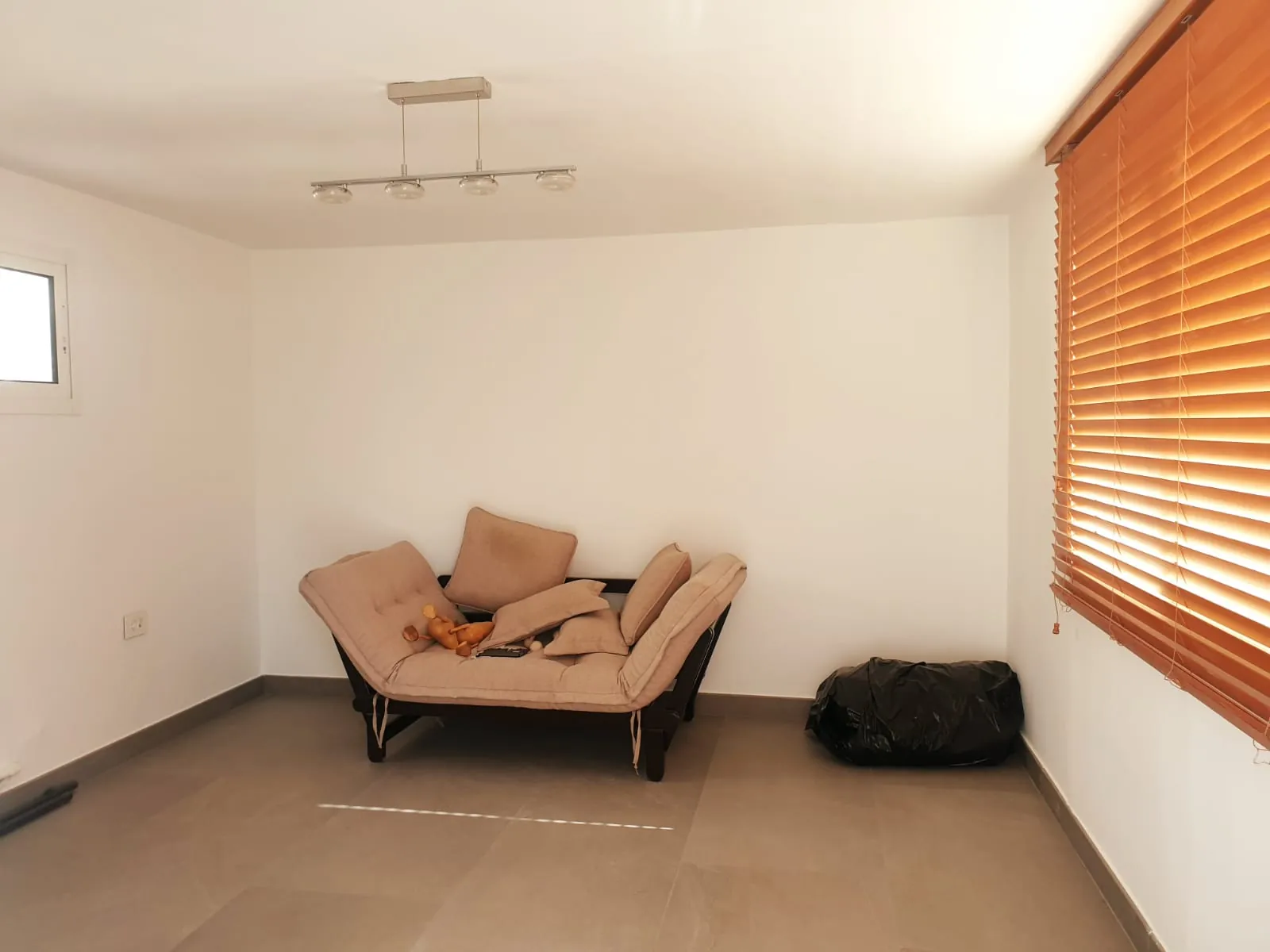 Fully Furnished Duplex Apartment With Terrace For Rent in Achrafieh, Tabaris — الصورة 6
