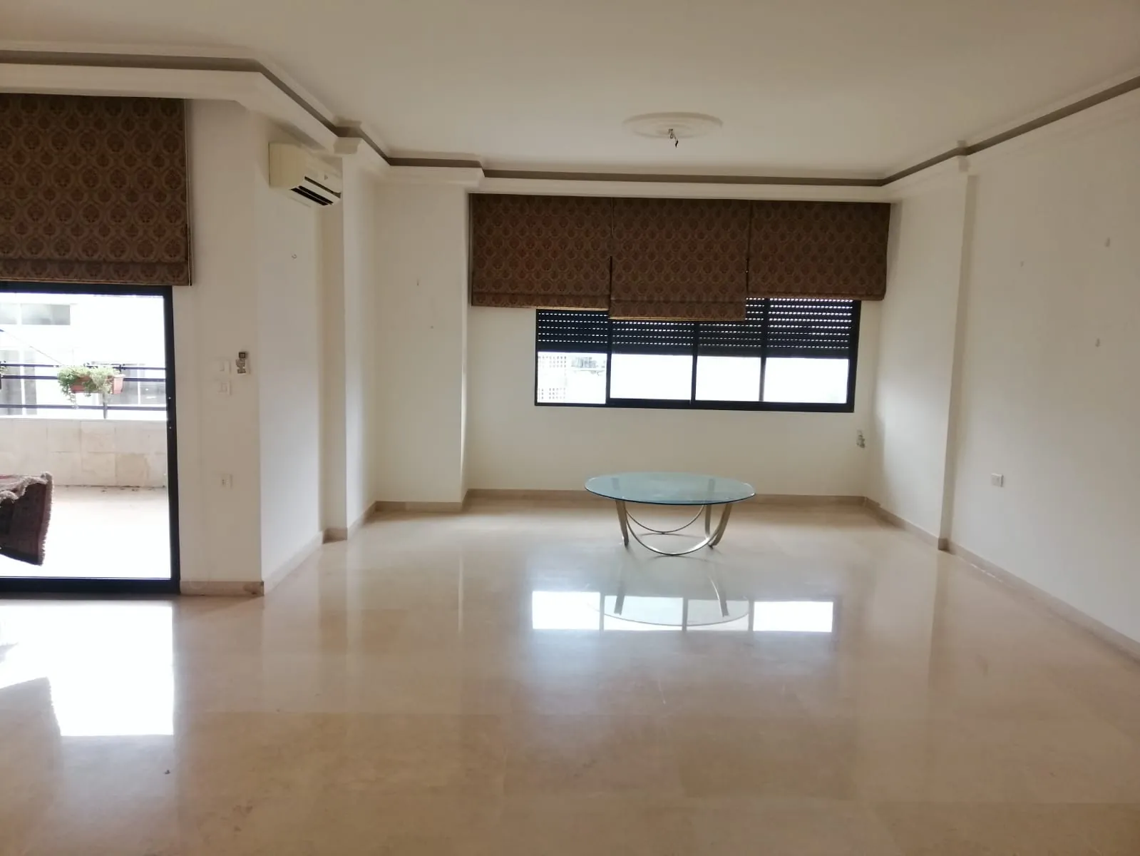 Spacious Apartment For Rent in Sioufi, Achrafieh — الصورة 2