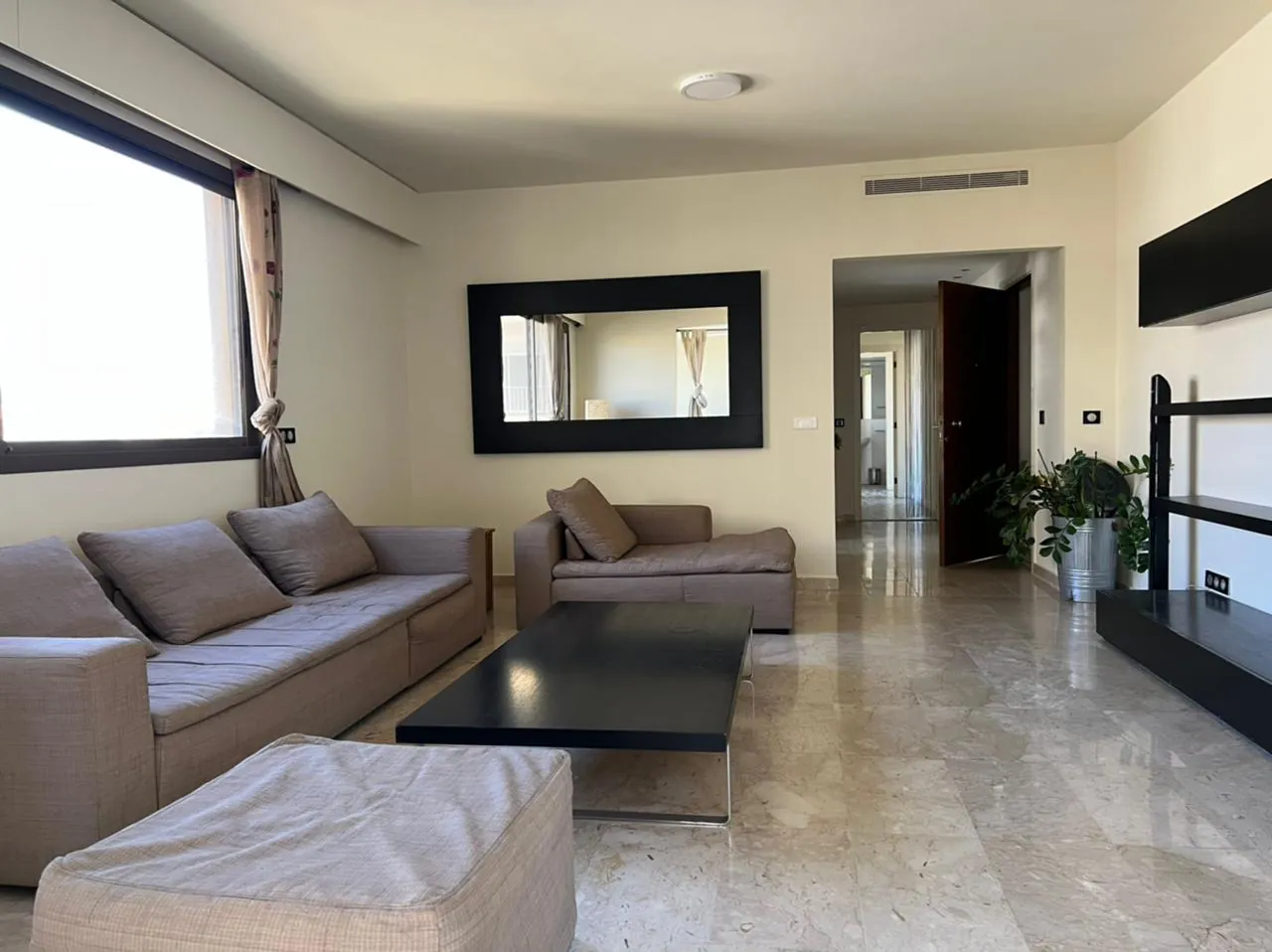 Fully Furnished Apartment For Rent in Achrafieh — الصورة 2
