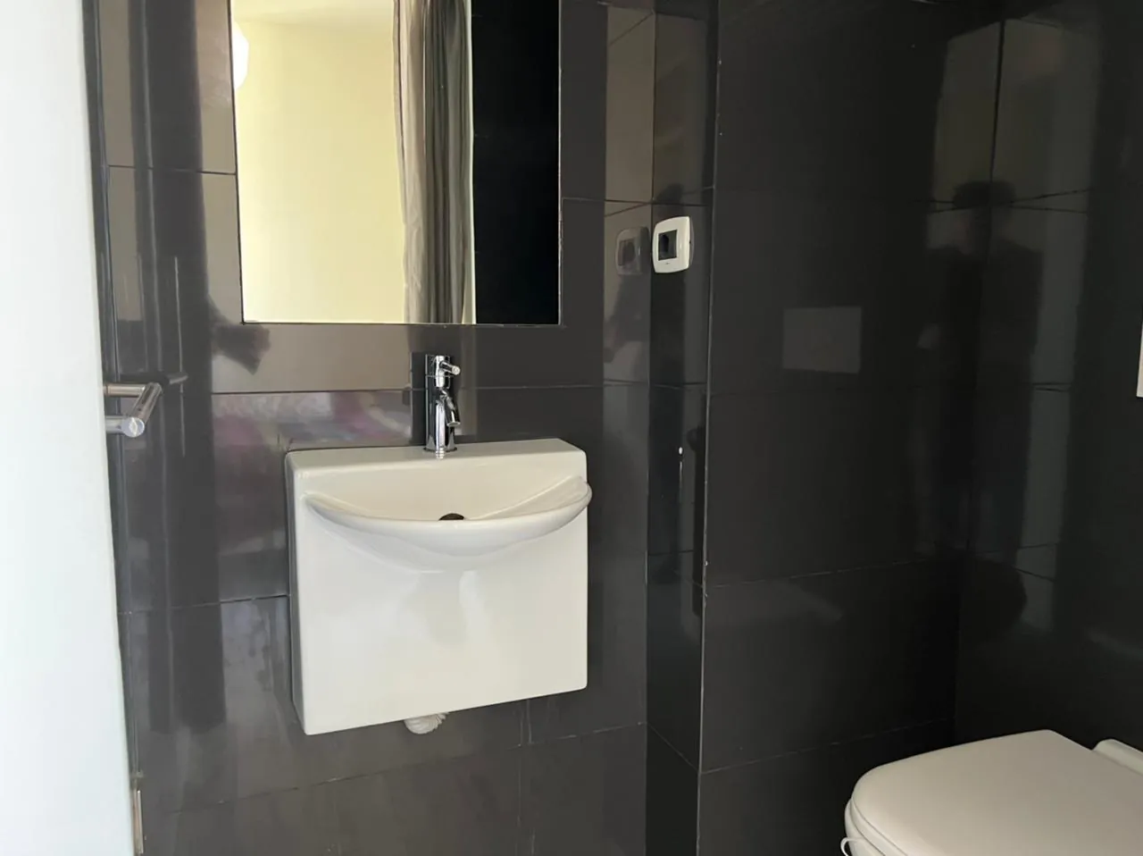 Fully Furnished Apartment For Rent in Achrafieh — الصورة 8