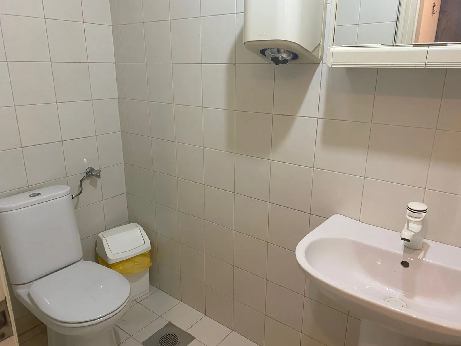 Furnished Office for Sale in a Prime Location of Achrafieh — الصورة 10