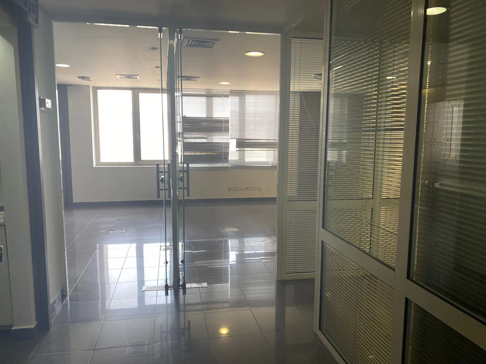Furnished Office for Sale in a Prime Location of Achrafieh — الصورة 3