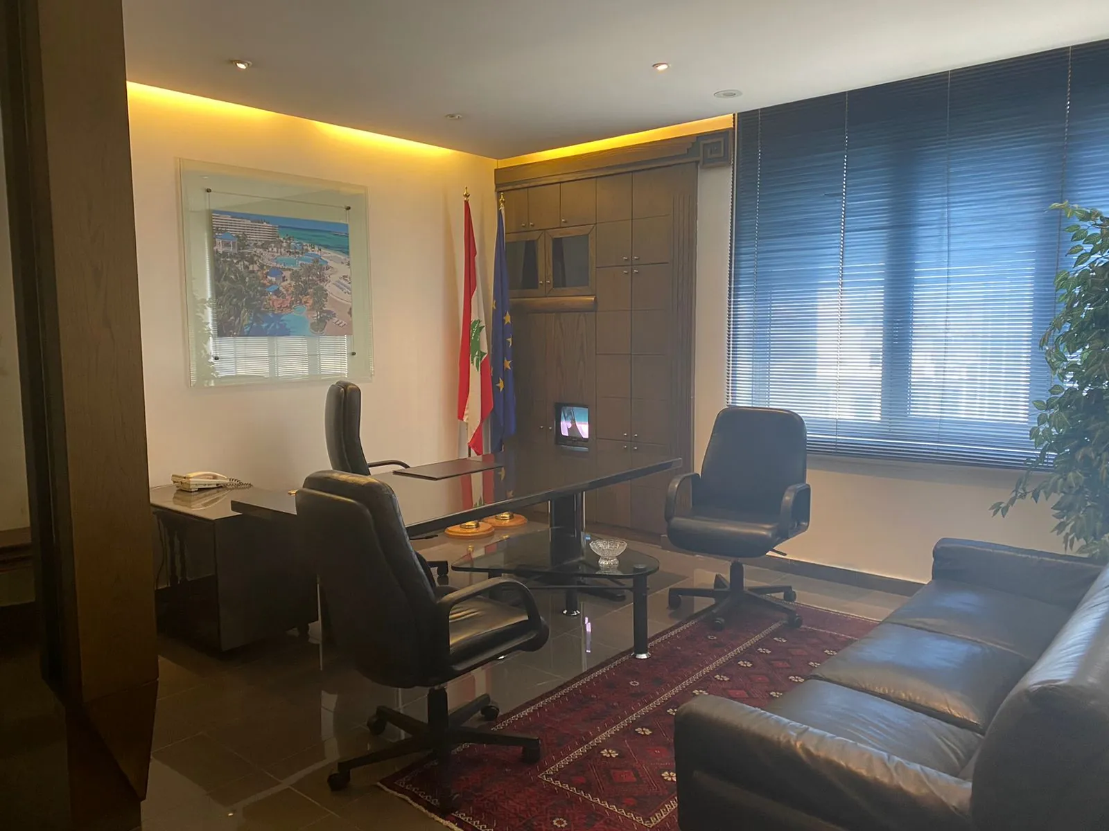 Furnished Office for Sale in a Prime Location of Achrafieh — الصورة 4