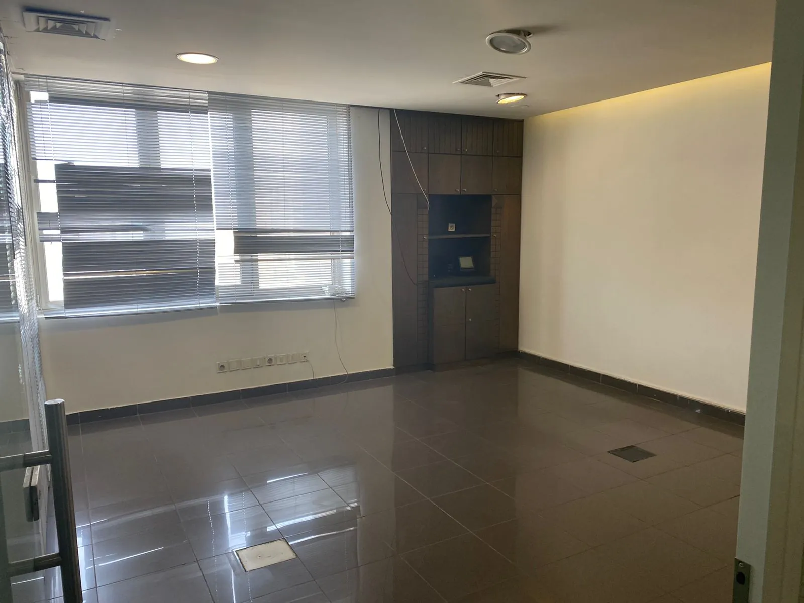 Furnished Office for Sale in a Prime Location of Achrafieh — الصورة 6