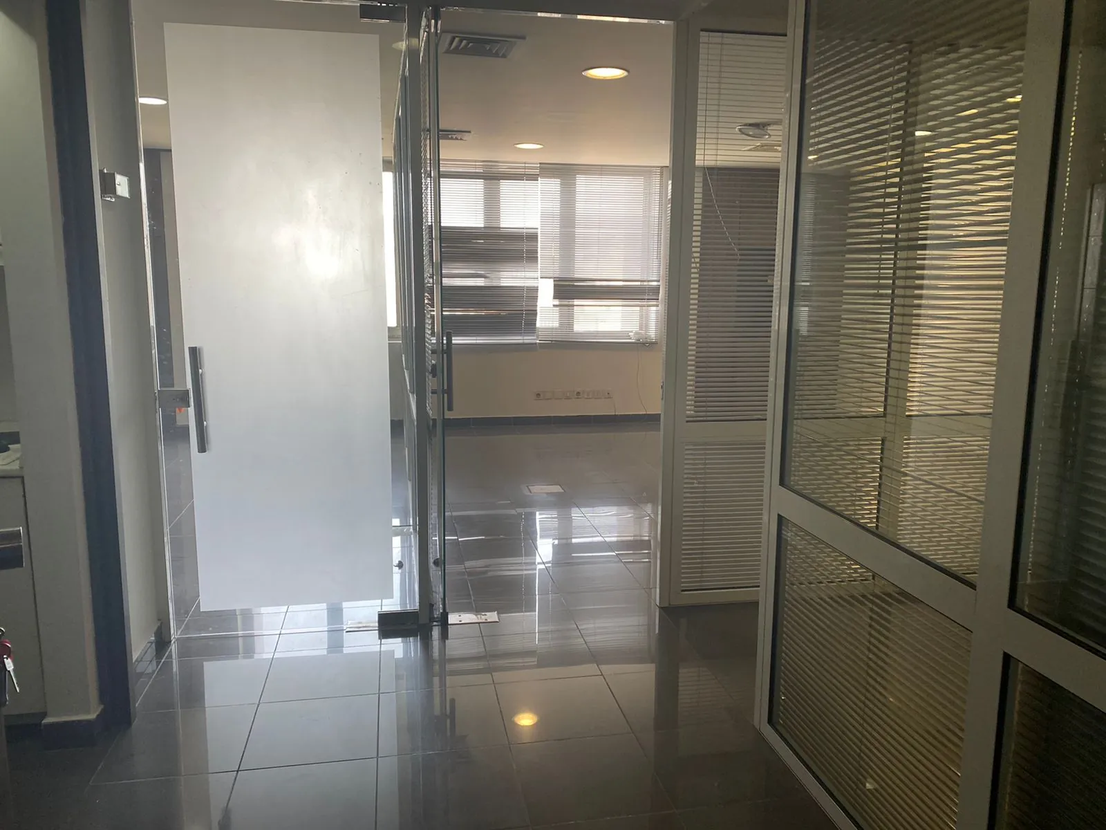 Furnished Office for Sale in a Prime Location of Achrafieh — الصورة 8