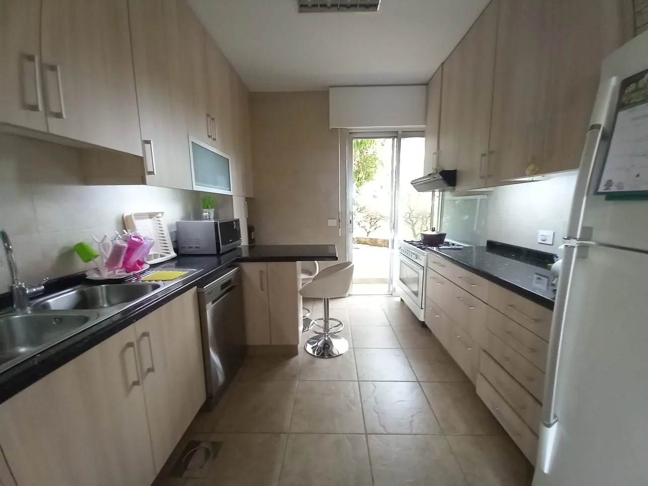 Deluxe Apartment for Rent in Sahel Alma with an Amazing View — الصورة 7