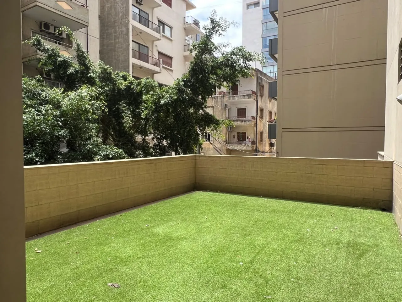 Elegant & Furnished Apartment with Terrace for Rent in Achrafieh — الصورة 3