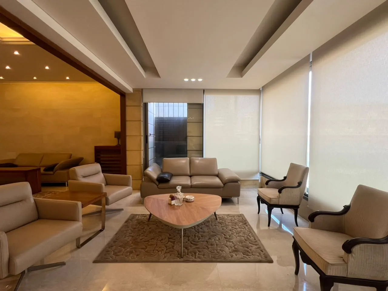 Elegant & Furnished Apartment with Terrace for Rent in Achrafieh — الصورة 4