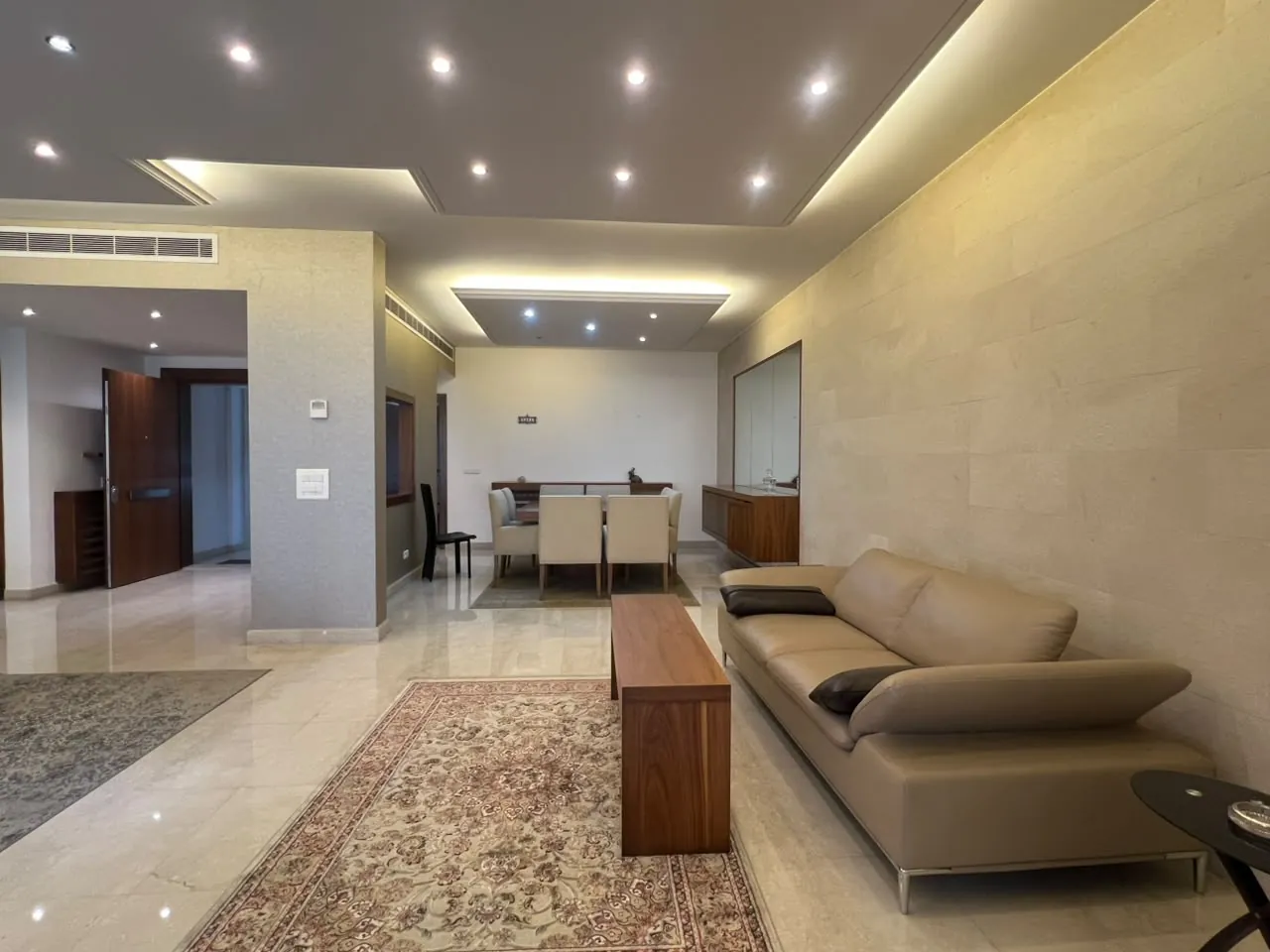 Elegant & Furnished Apartment with Terrace for Rent in Achrafieh — الصورة 6