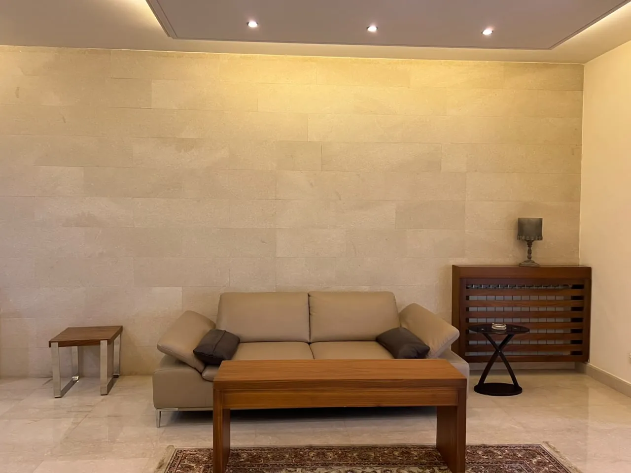 Elegant & Furnished Apartment with Terrace for Rent in Achrafieh — الصورة 7