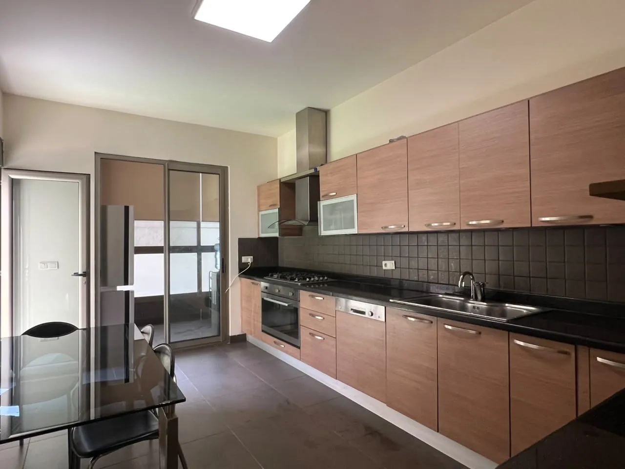 Elegant & Furnished Apartment with Terrace for Rent in Achrafieh — الصورة 8