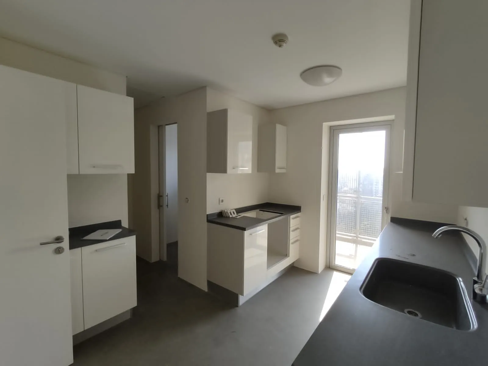 Beautiful 2-Bedroom Apartment For Rent in Achrafieh — الصورة 3