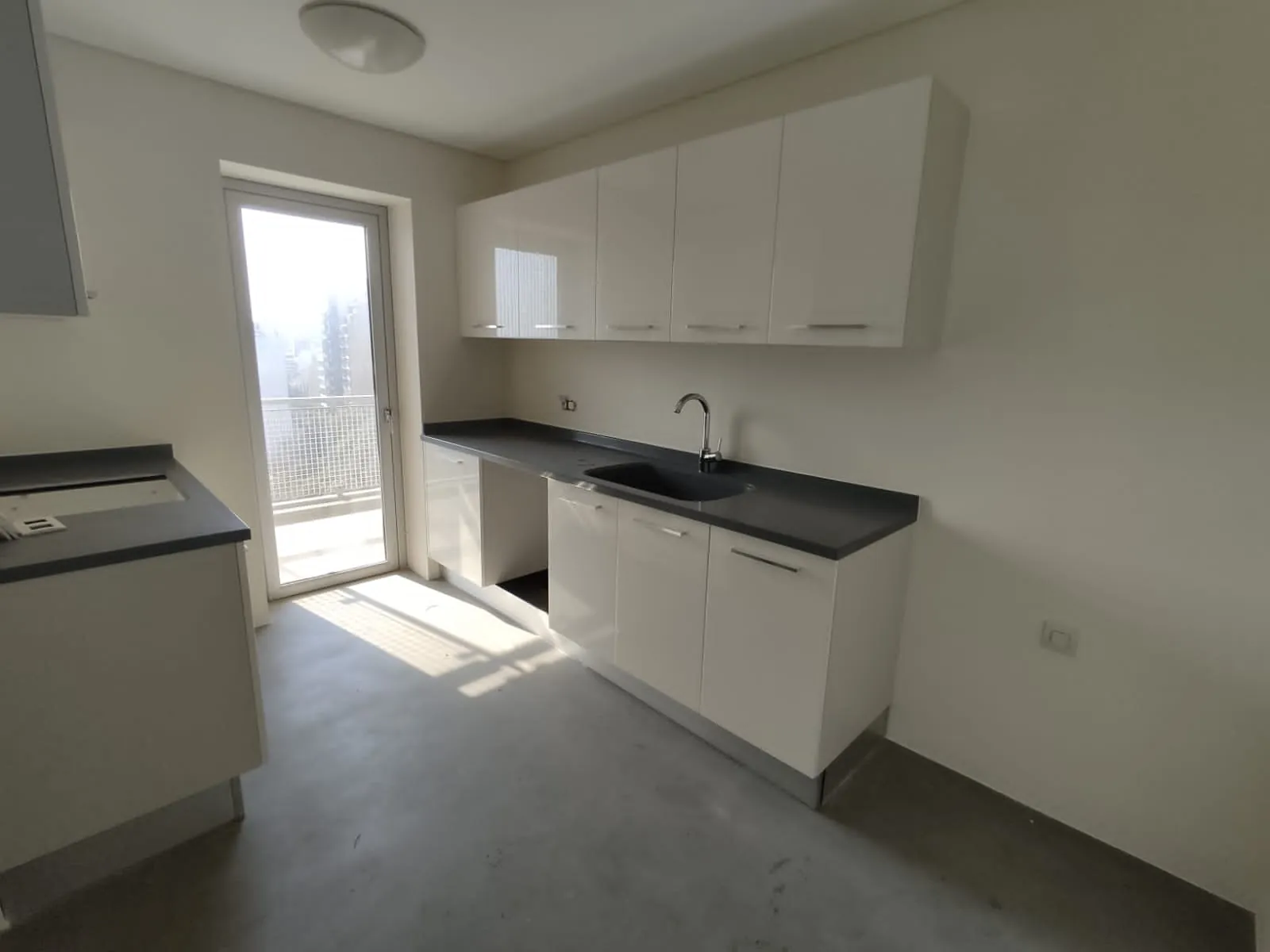 Beautiful 2-Bedroom Apartment For Rent in Achrafieh — الصورة 4