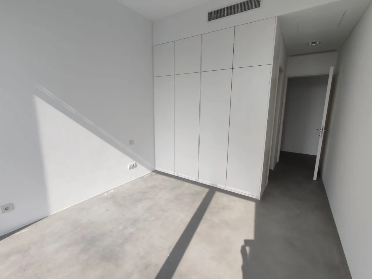 Beautiful 2-Bedroom Apartment For Rent in Achrafieh — الصورة 7
