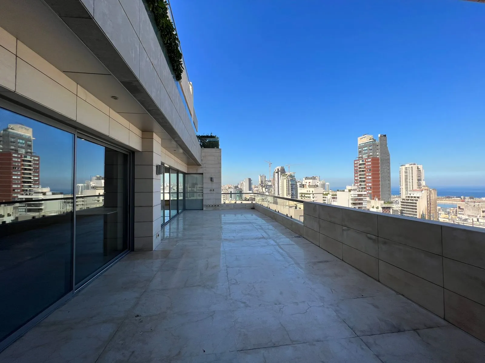 Deluxe Apartment With Terrace for Sale in Achrafieh - Tabaris — الصورة 3
