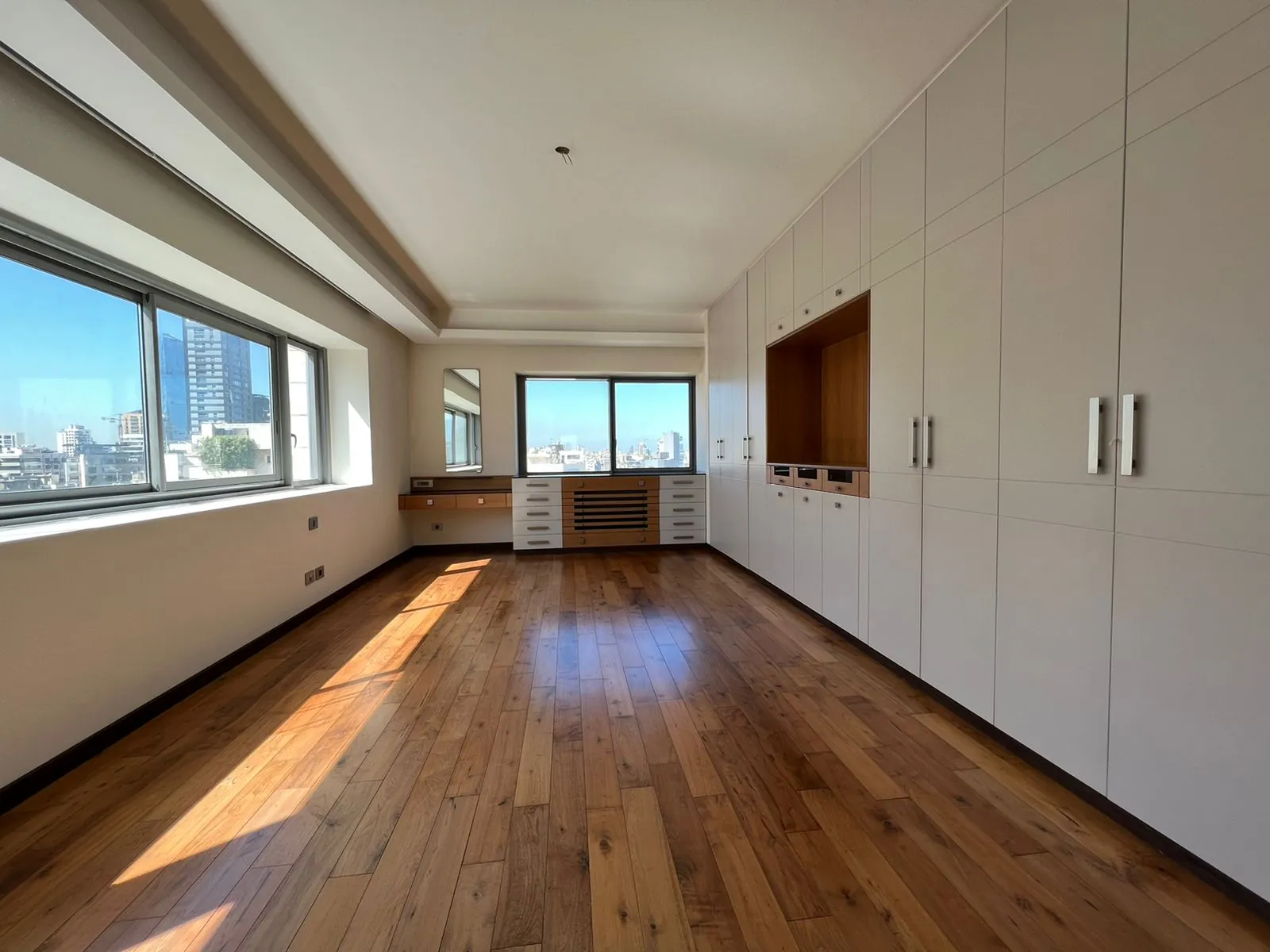 Deluxe Apartment With Terrace for Sale in Achrafieh - Tabaris — الصورة 7