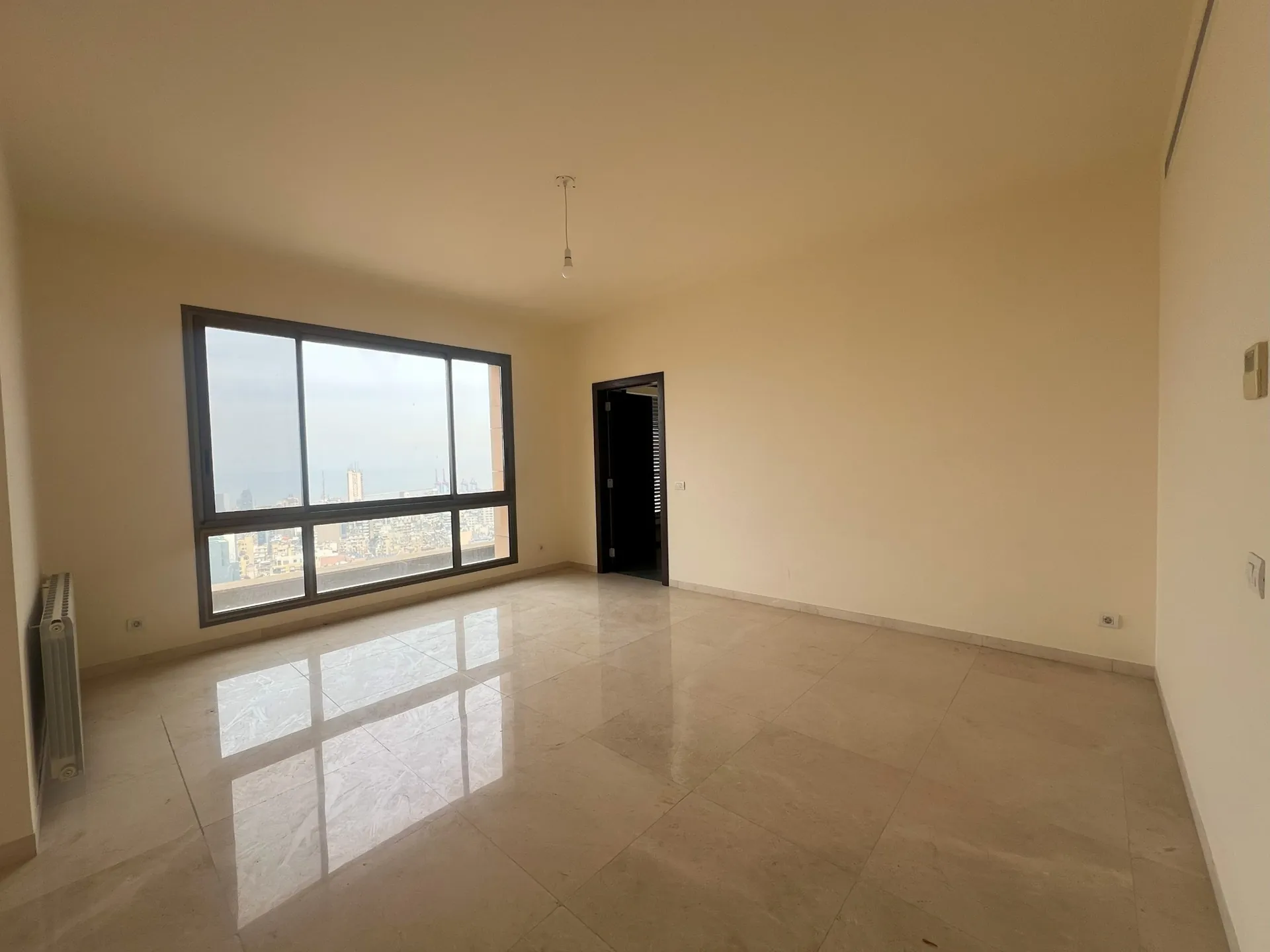 Spacious 4-Bedroom Apartment for Rent in a High-Rise Tower in Sioufi, Achrafieh — الصورة 3