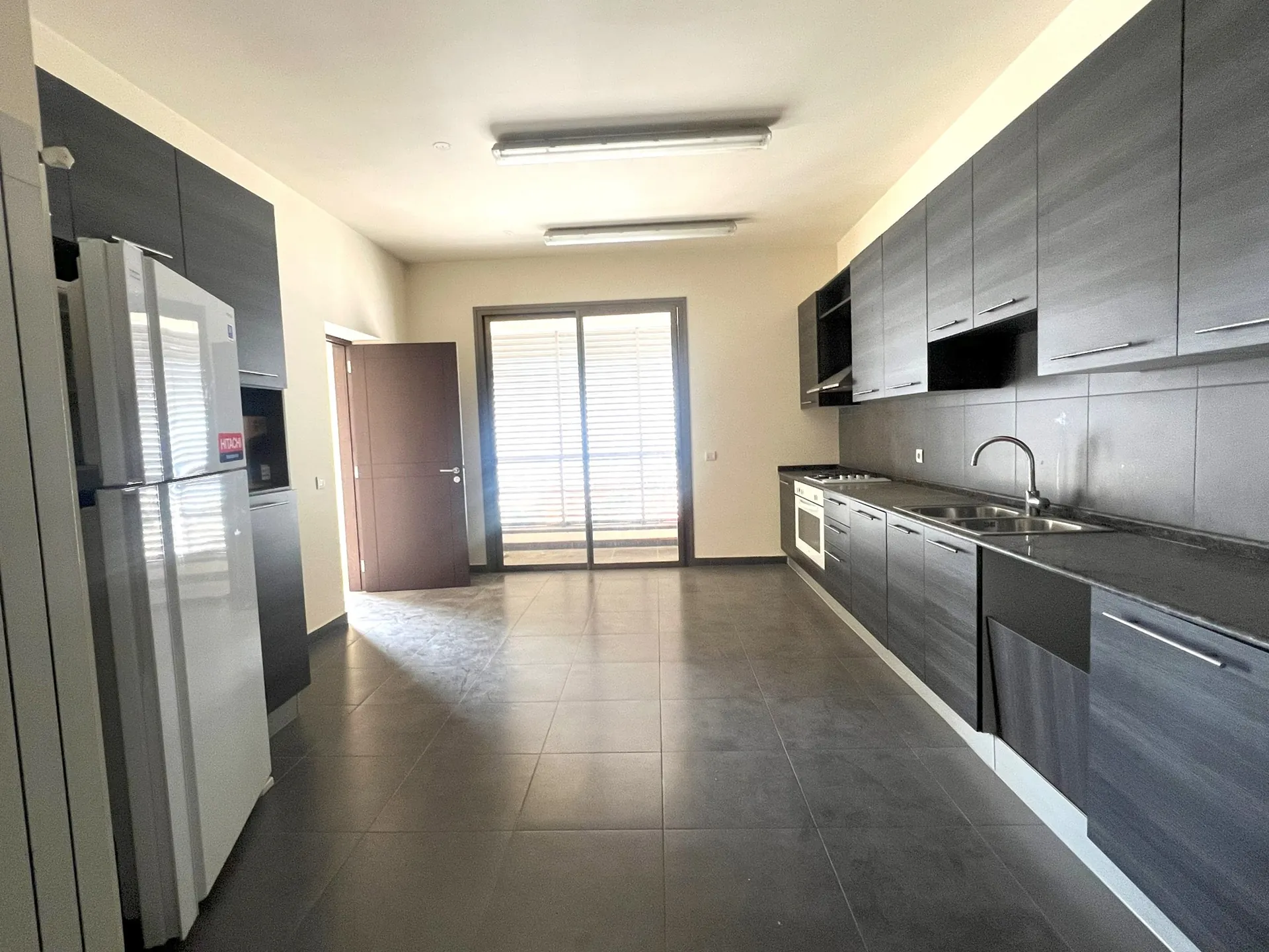 Spacious 4-Bedroom Apartment for Rent in a High-Rise Tower in Sioufi, Achrafieh — الصورة 4