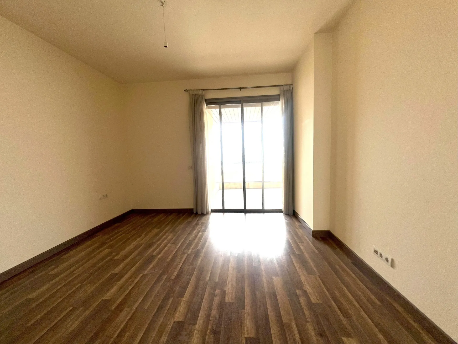 Spacious 4-Bedroom Apartment for Rent in a High-Rise Tower in Sioufi, Achrafieh — الصورة 7