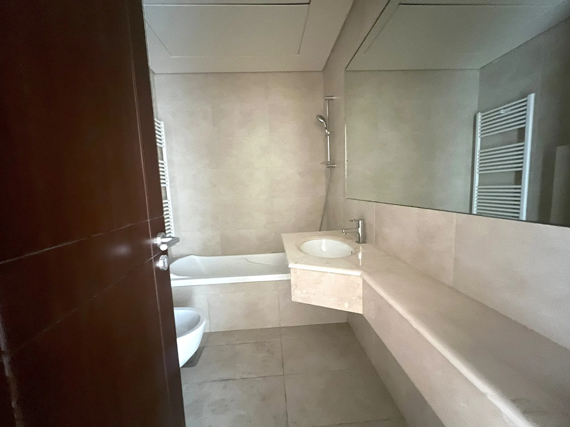 Spacious 4-Bedroom Apartment for Rent in a High-Rise Tower in Sioufi, Achrafieh — الصورة 8