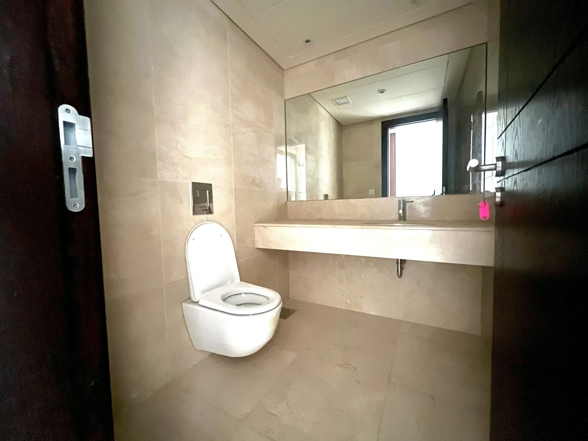Spacious 4-Bedroom Apartment for Rent in a High-Rise Tower in Sioufi, Achrafieh — الصورة 9