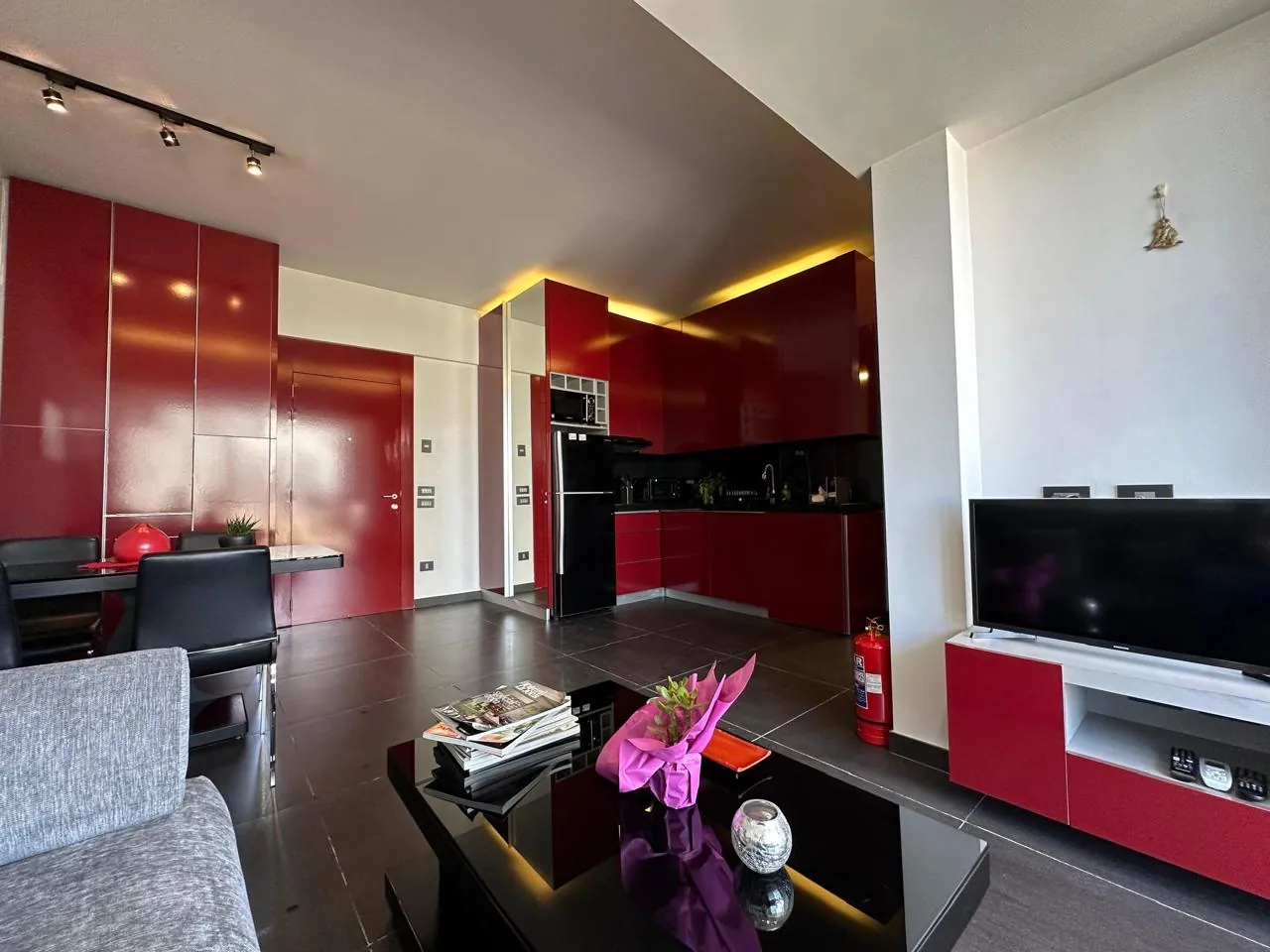 1-Bedroom Furnished Apartment For Rent in Achrafieh — الصورة 3