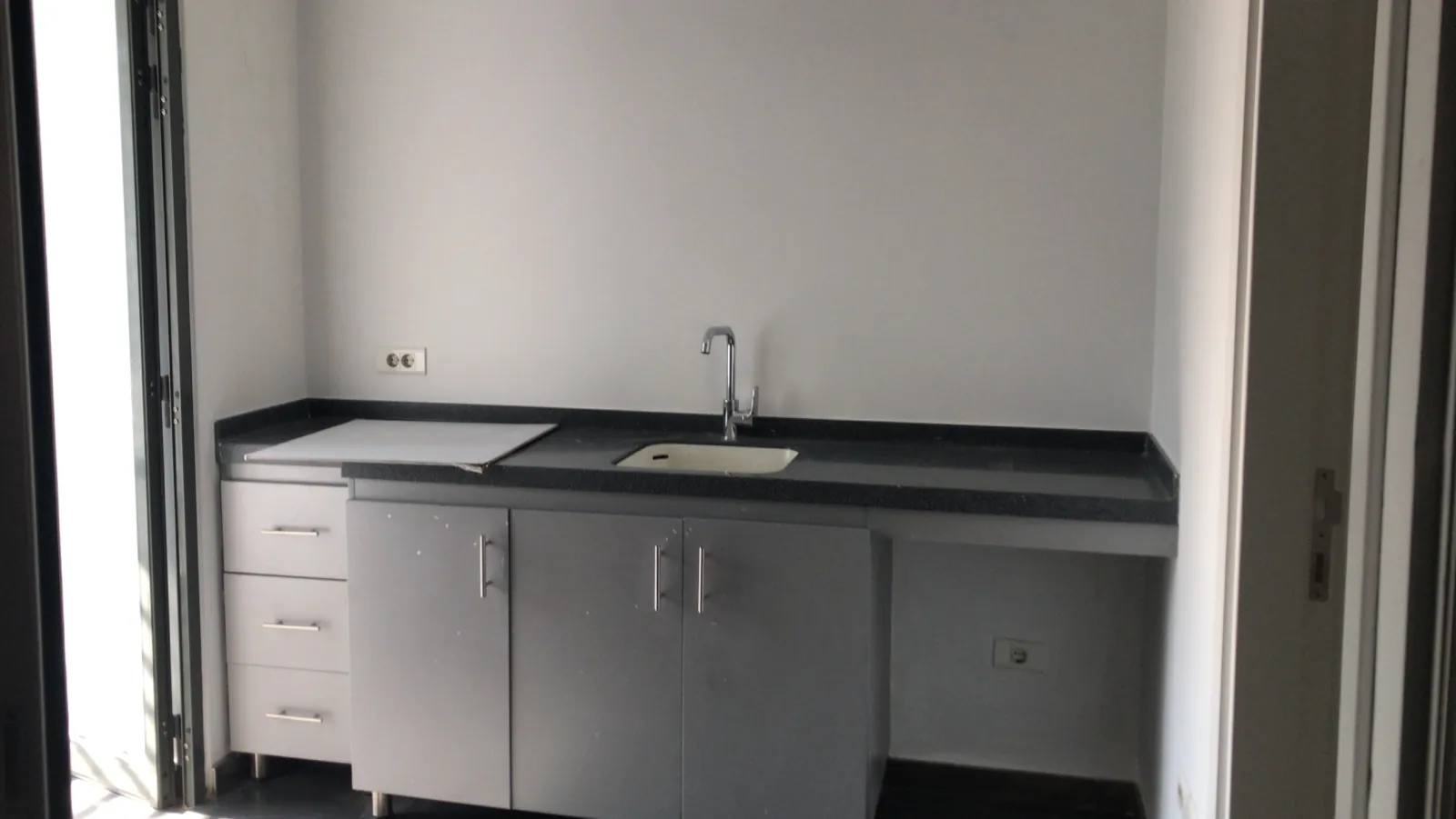 Open Space Office For Rent In Mar Mikhael Achrafieh — الصورة 2