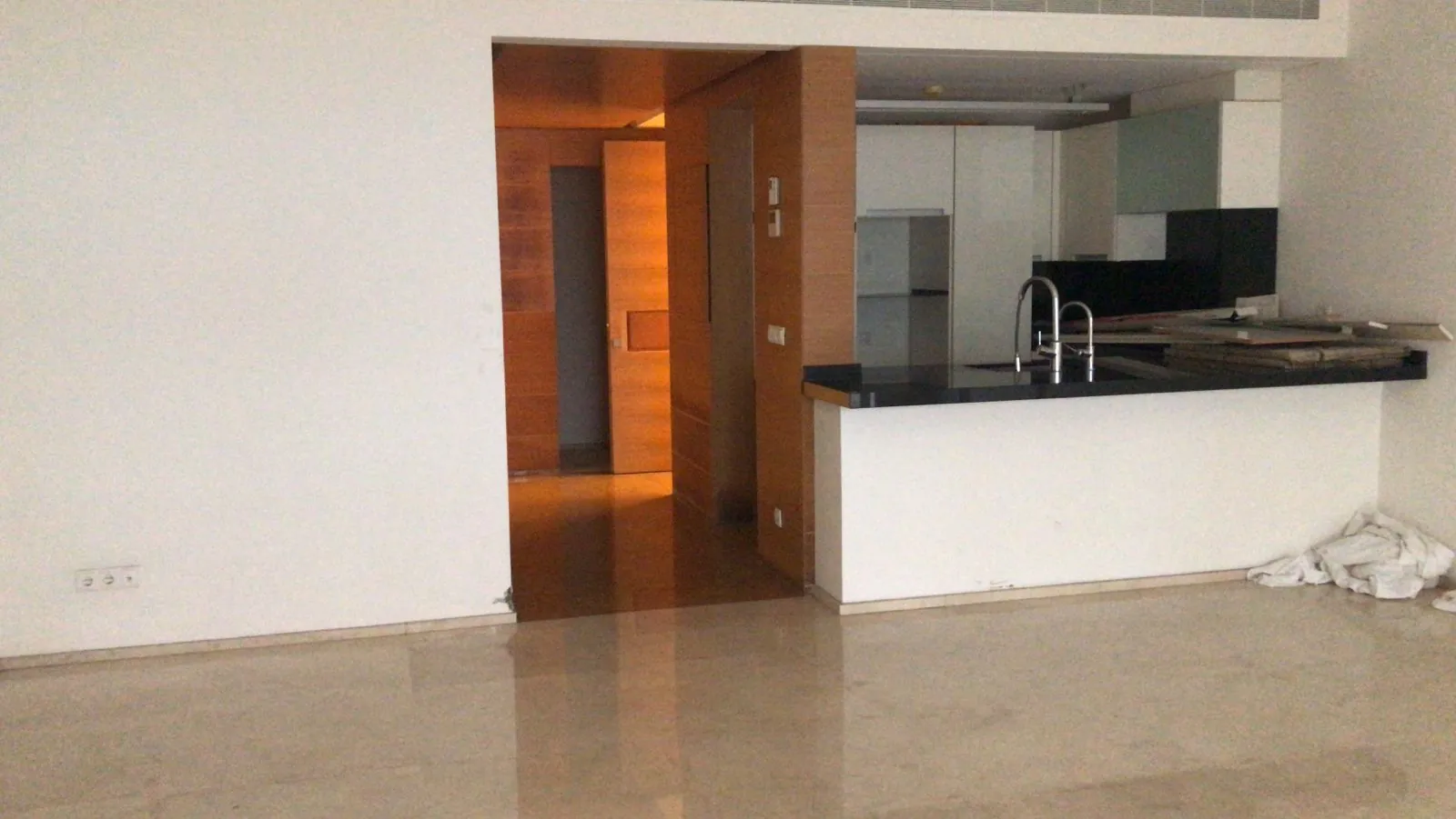 Furnished 1-Bedroom Apartment with Terrace for Rent Down Town — photo 1