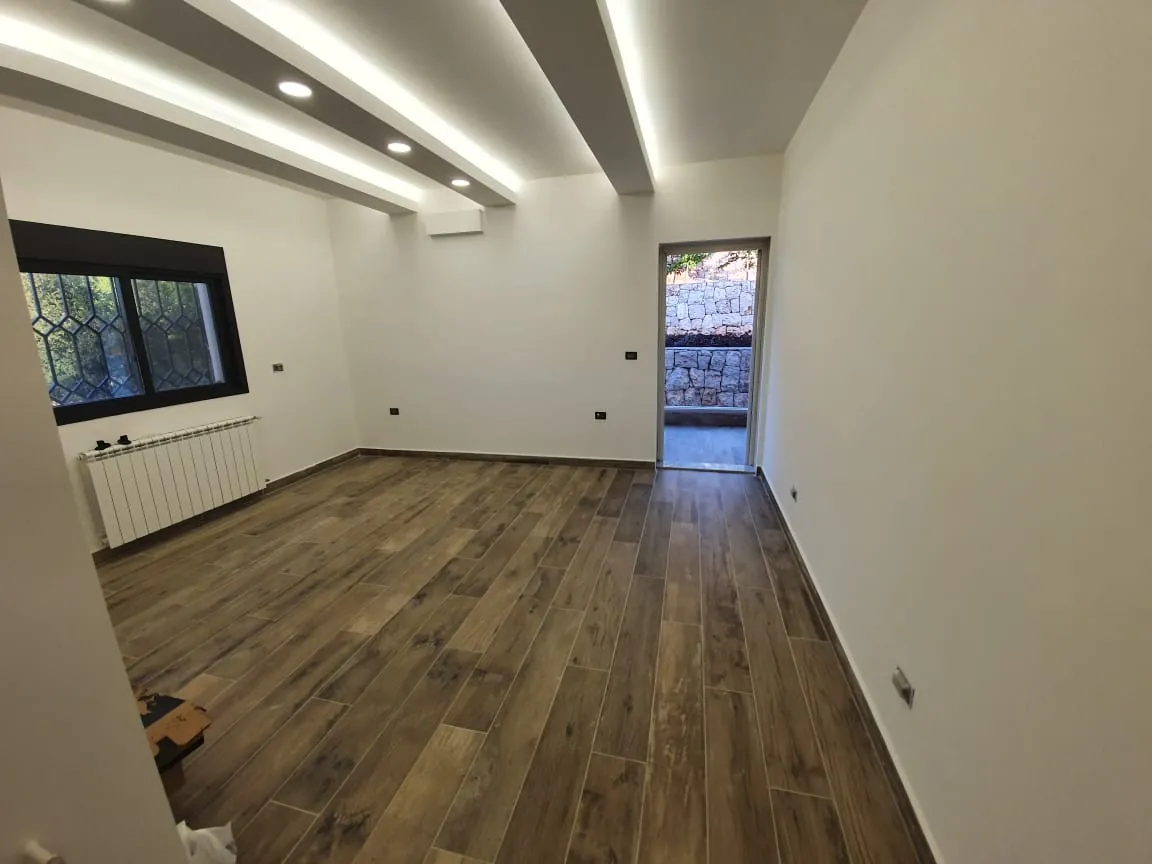 Fully Decorated Building for Sale in Ghosta with a Panoramic Sea View — الصورة 2