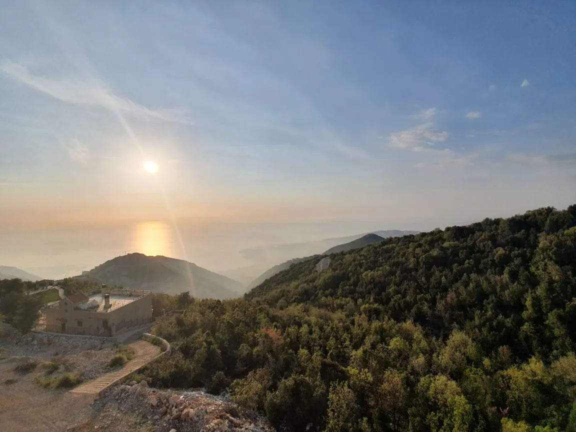 Fully Decorated Building for Sale in Ghosta with a Panoramic Sea View — الصورة 3