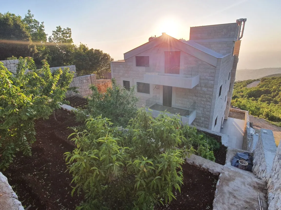 Fully Decorated Building for Sale in Ghosta with a Panoramic Sea View — الصورة 7