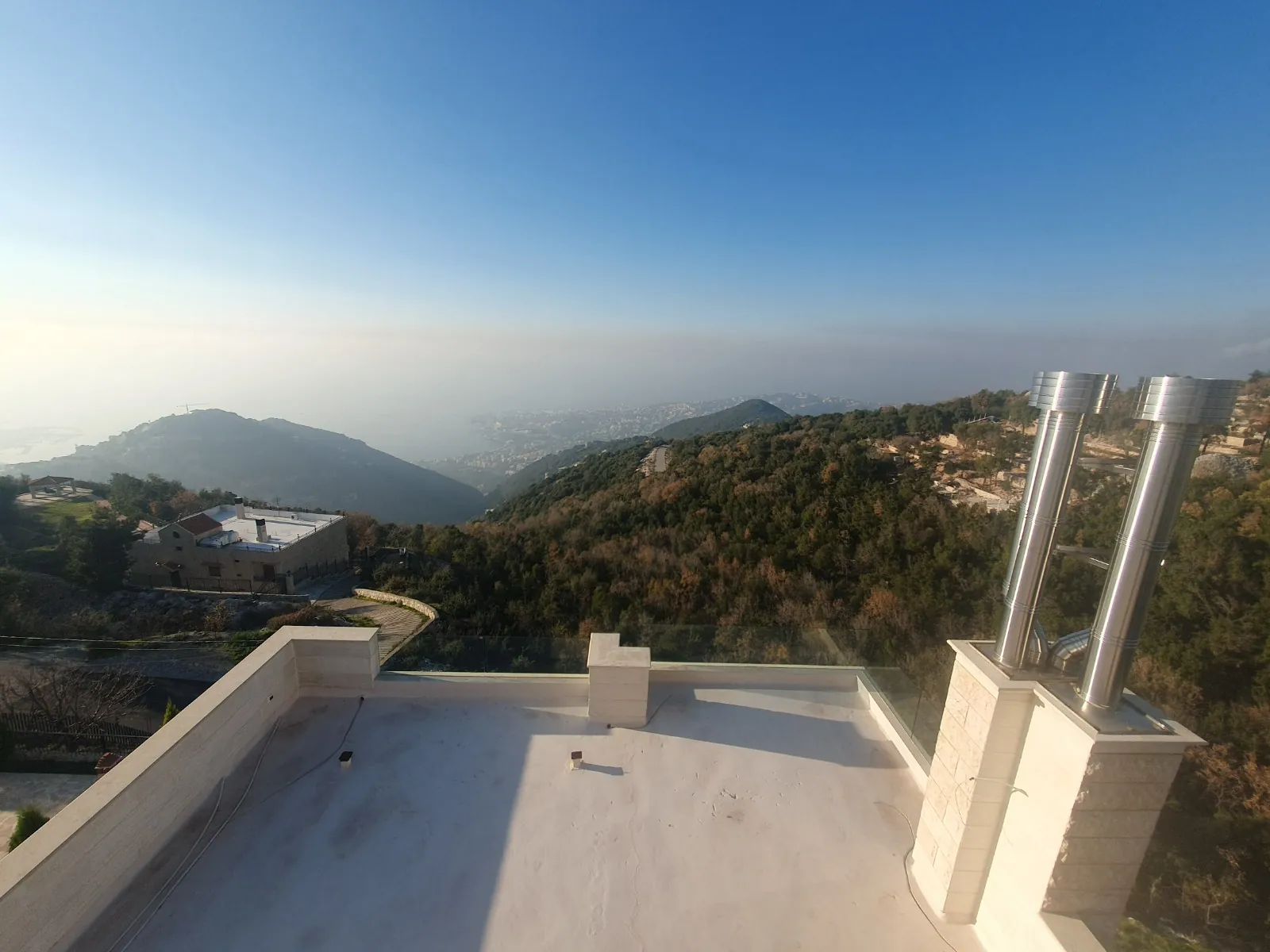 Fully Decorated Building for Sale in Ghosta with a Panoramic Sea View — الصورة 9