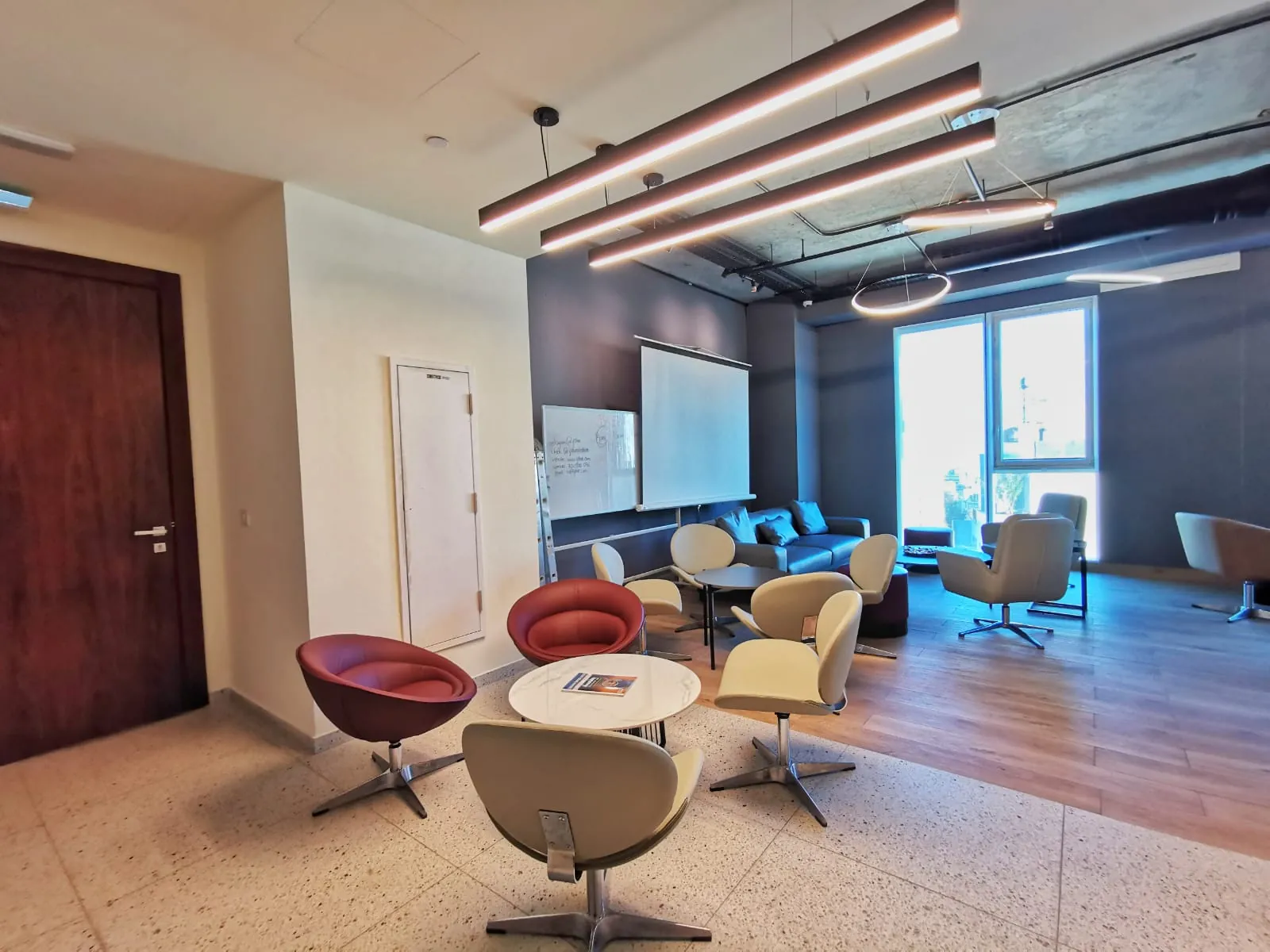 An Amazing Office for Rent in an Iconic Building in Achrafieh — الصورة 10