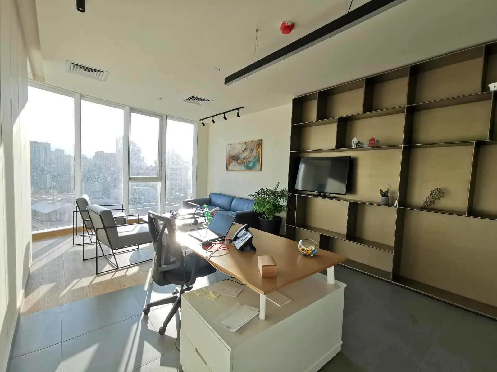An Amazing Office for Rent in an Iconic Building in Achrafieh — الصورة 2