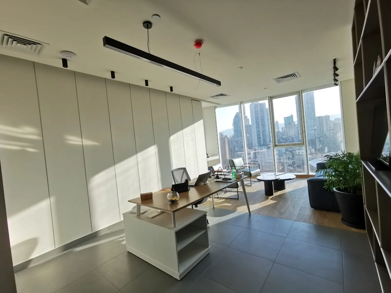 An Amazing Office for Rent in an Iconic Building in Achrafieh — الصورة 4