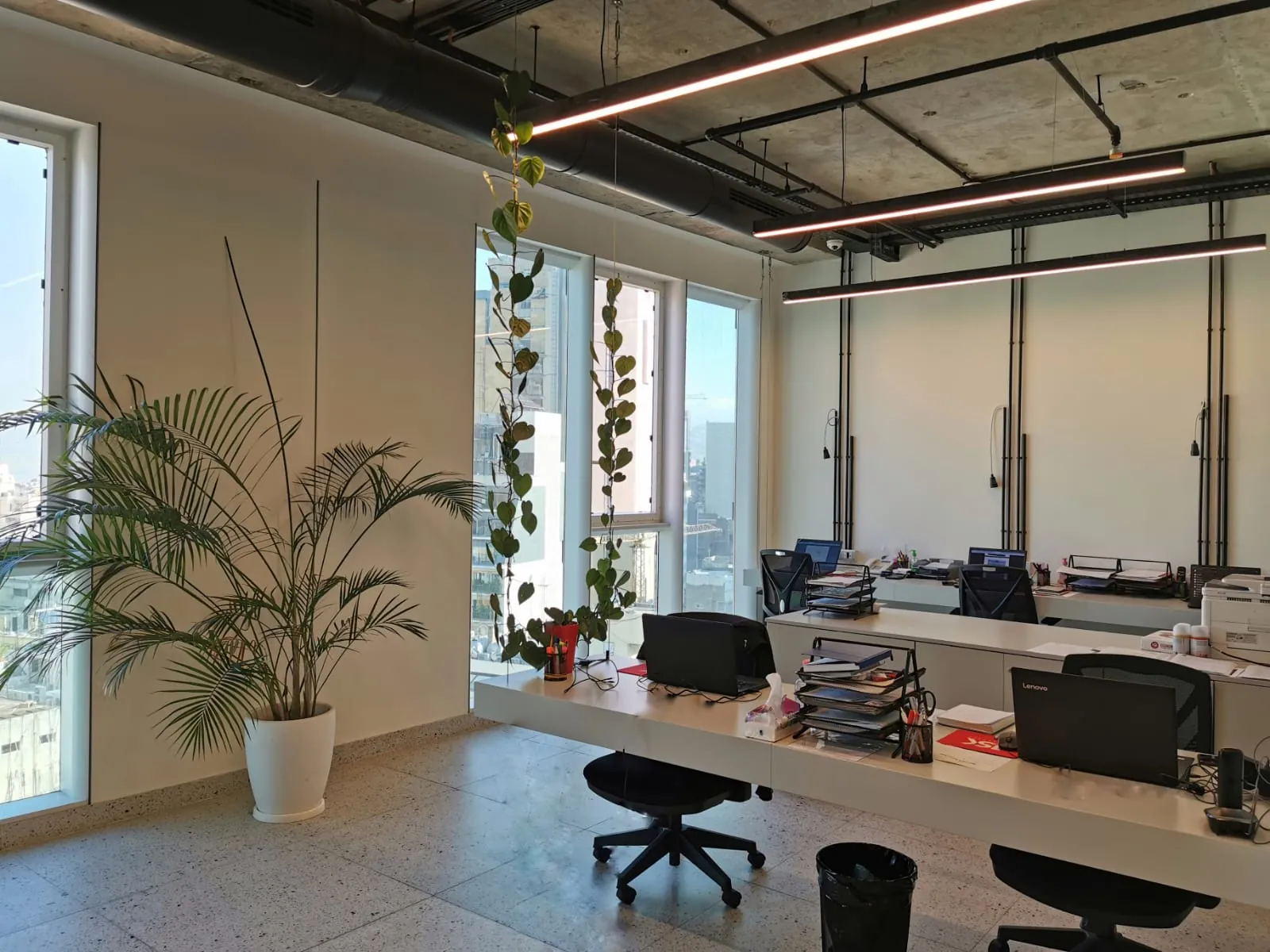 An Amazing Office for Rent in an Iconic Building in Achrafieh — الصورة 5