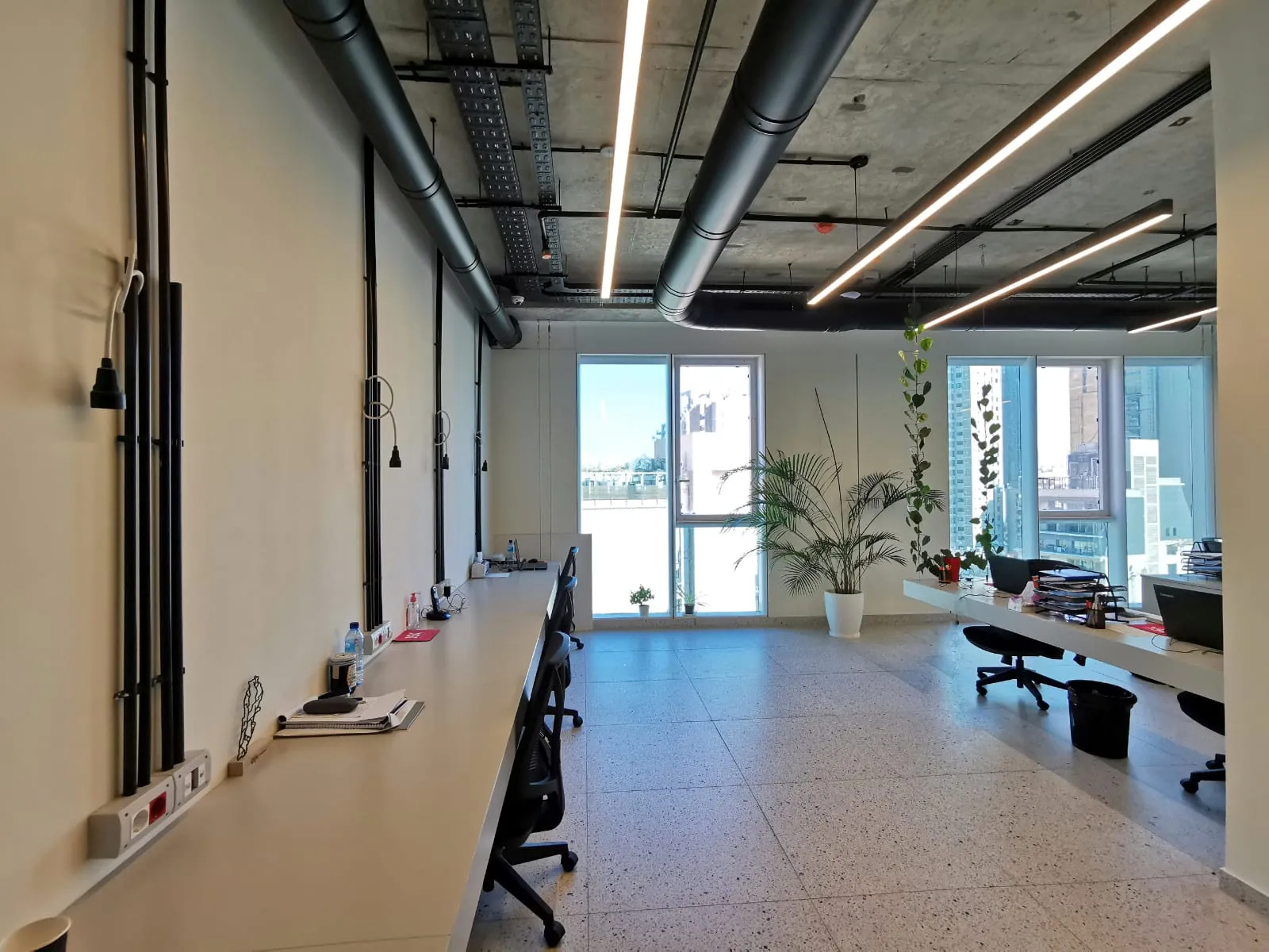 An Amazing Office for Rent in an Iconic Building in Achrafieh — الصورة 6