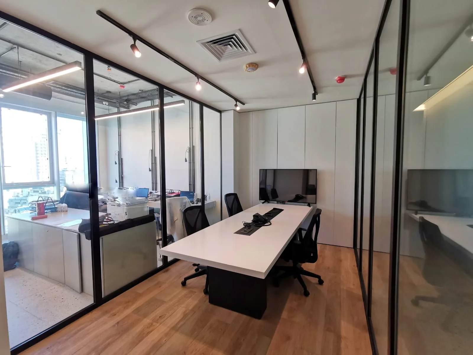 An Amazing Office for Rent in an Iconic Building in Achrafieh — الصورة 7