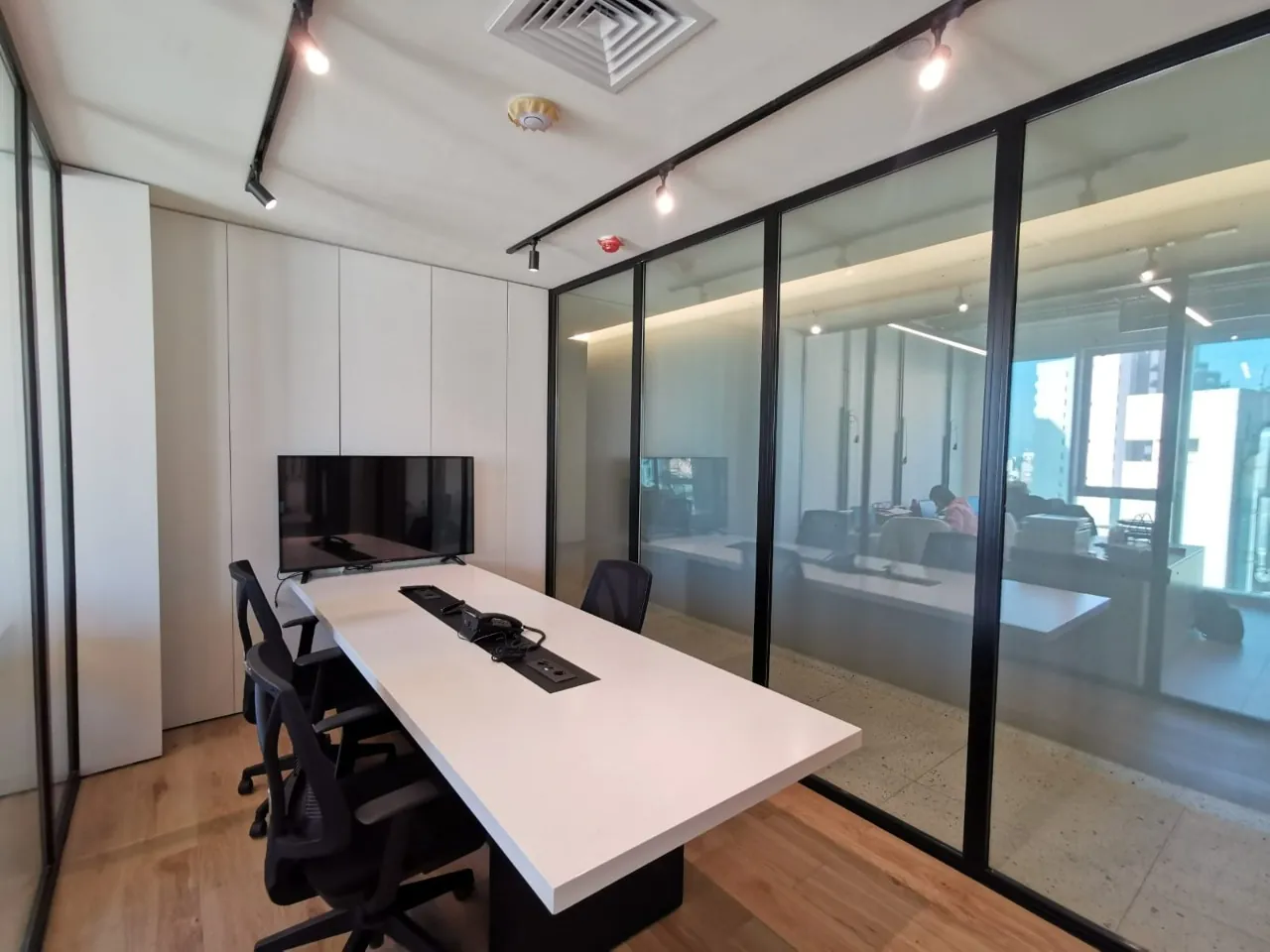 An Amazing Office for Rent in an Iconic Building in Achrafieh — الصورة 8