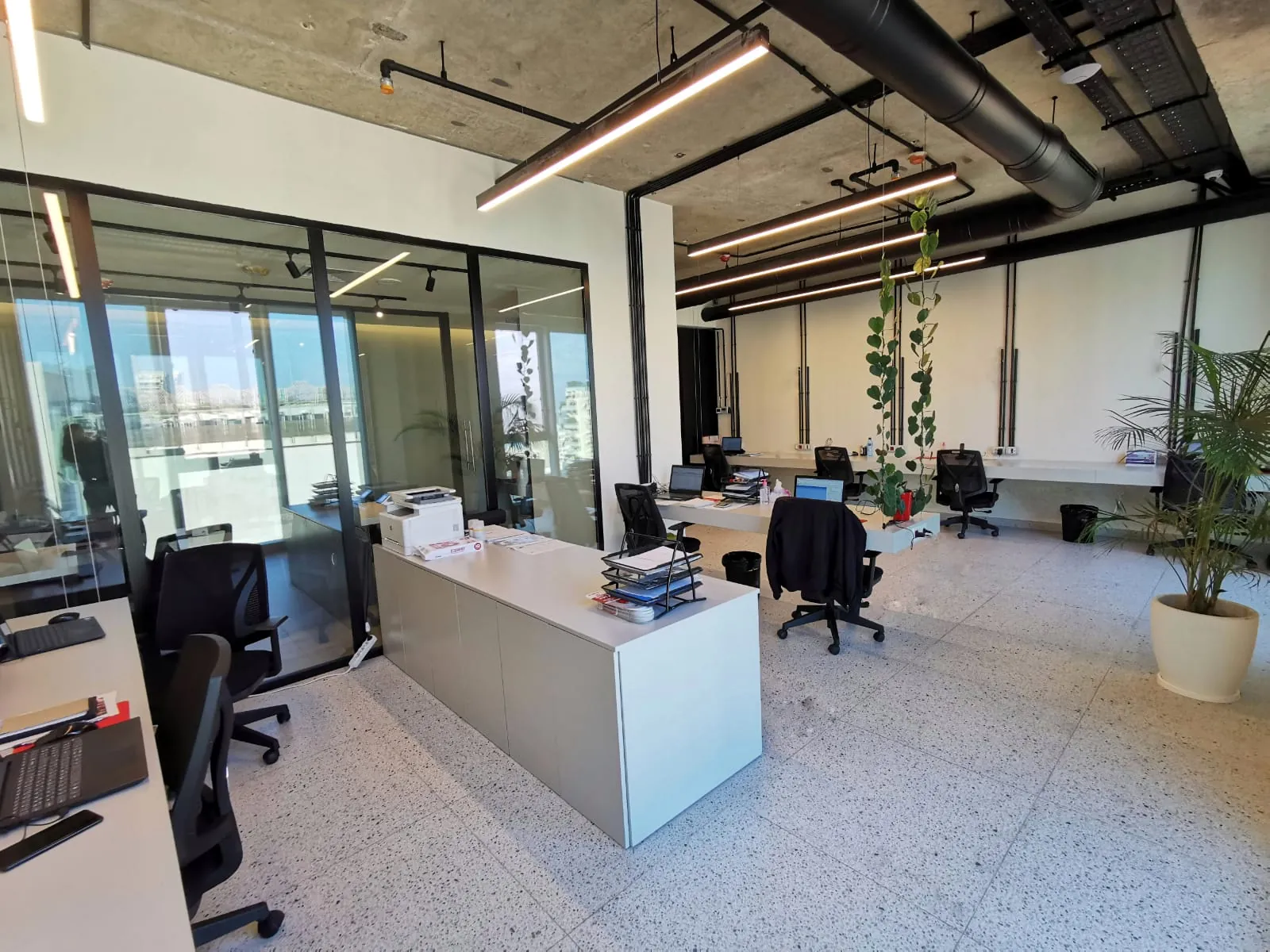 An Amazing Office for Rent in an Iconic Building in Achrafieh — الصورة 9