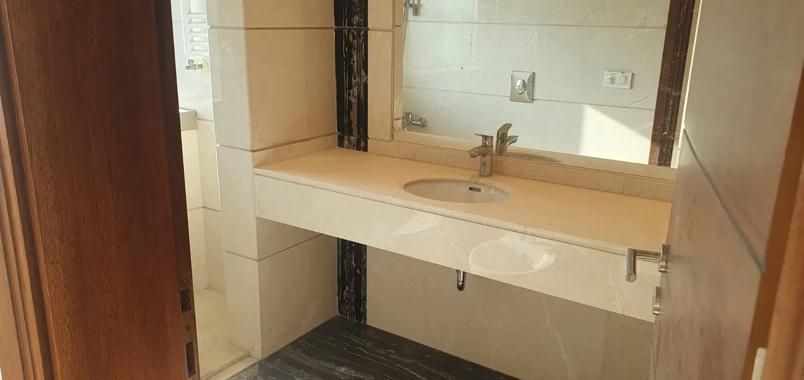 Spacious Duplex Apartment for Sale in Hamra — الصورة 9