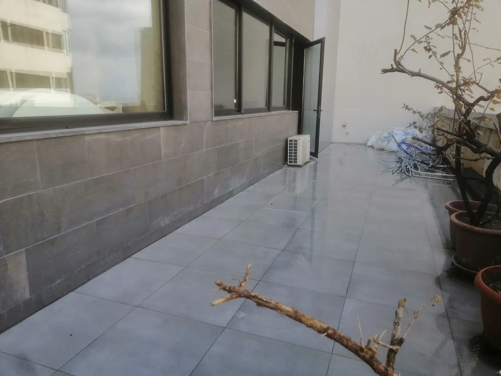 Core & Shell Office with Terrace for Rent in Gemmayze — الصورة 2