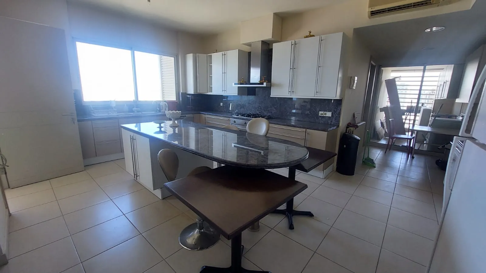 A Spacious Apartment with Amazing Sea View for Sale in Ras Beirut — الصورة 6