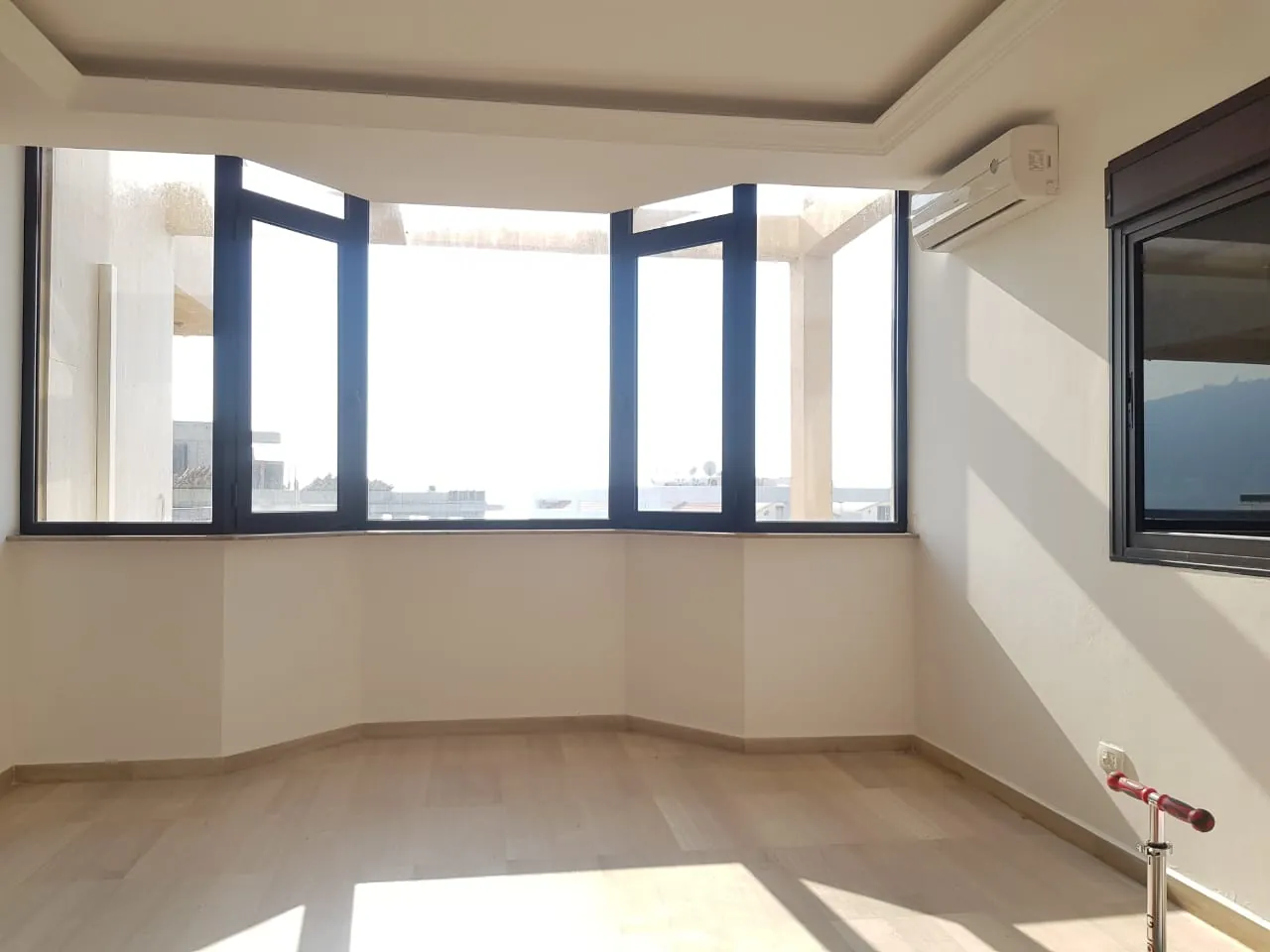 4-Bedroom Well Decorated Apartment with Partial Sea View for Rent in Adma — الصورة 2