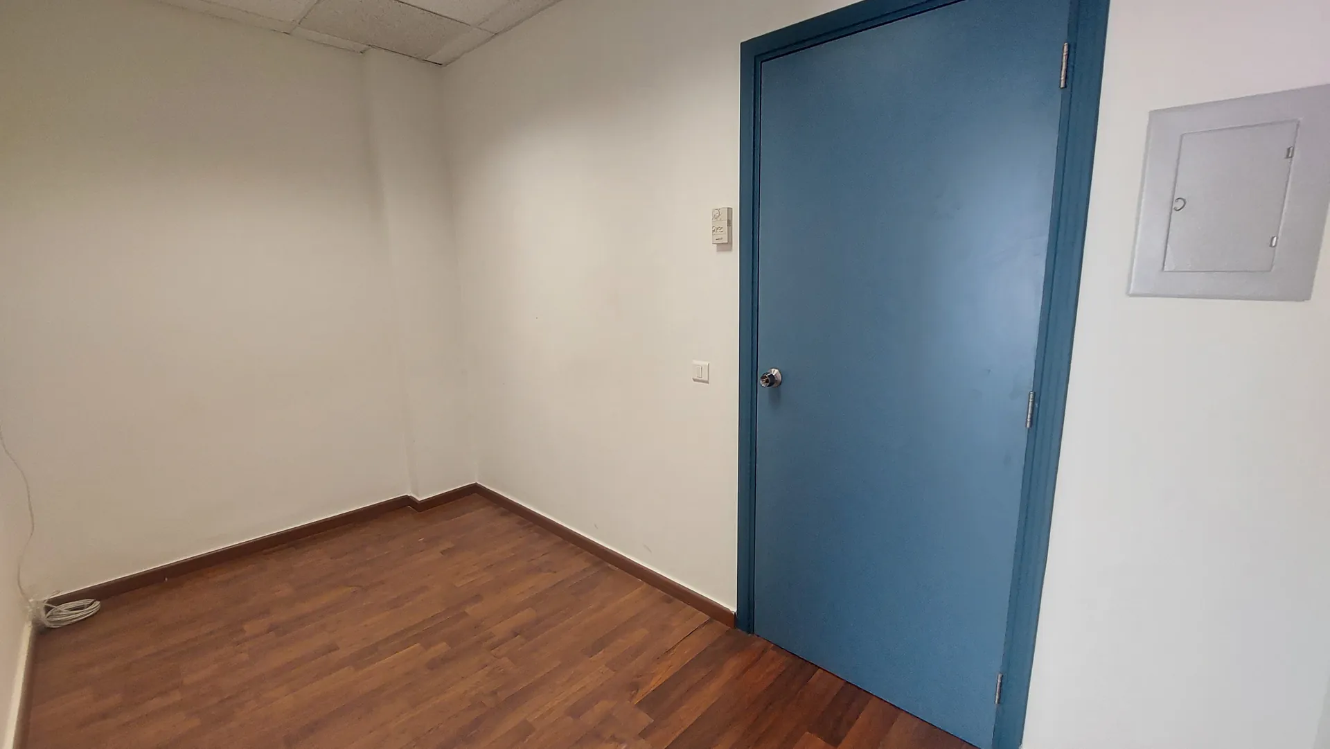30 SQM Office for Rent in a Commercial Center in Down Town — الصورة 3